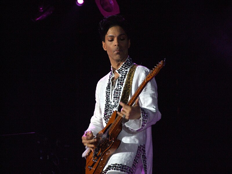 Файл:Prince at Coachella.jpg