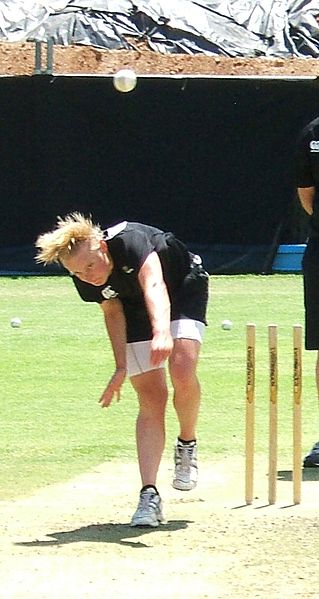 File:Sian Ruck bowling 6.jpg