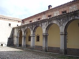 Claustro que da a la entrada de la iglesia