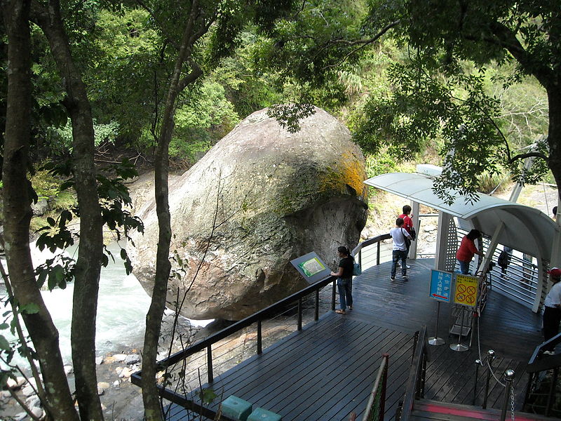 File:Flying stone in Xiaowulai.JPG