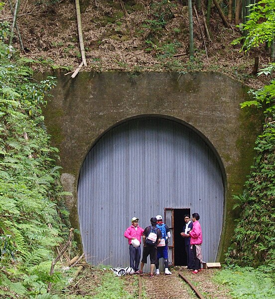 File:Old Yamamori tunnel.jpg