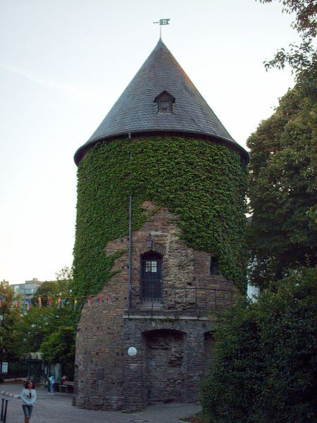 File:Bieketurm Attendorn.jpg