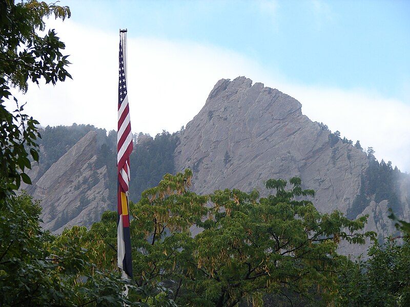 File:Flatirons.jpg