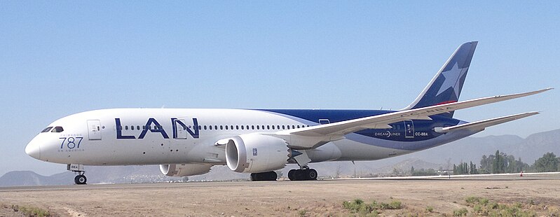 Archivo:LAN B787 at SCEL.jpg