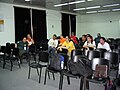 Participantes en el encuentro de wikipedistas en Rosario, al parecer, muy interesados en la discusión.