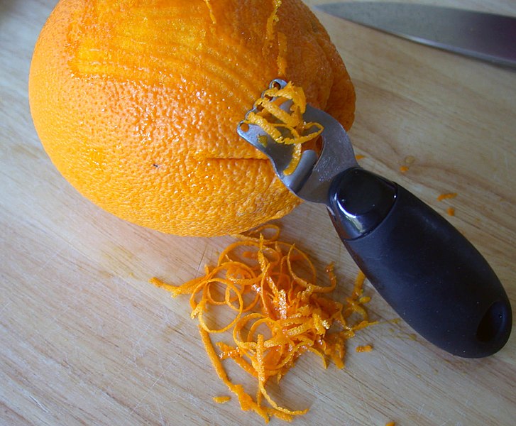 Archivo:Zesting an orange.jpg