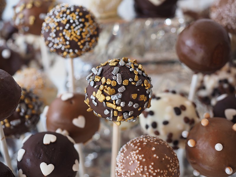 File:Chocolate cake pops.jpg