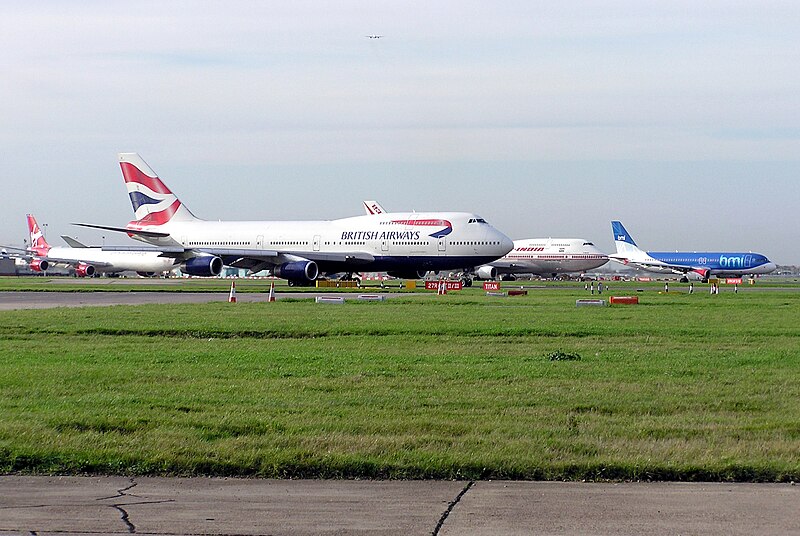 Archivo:Queue.at.london.airport.arp.jpg