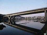 El puente con la ciudad de fondo