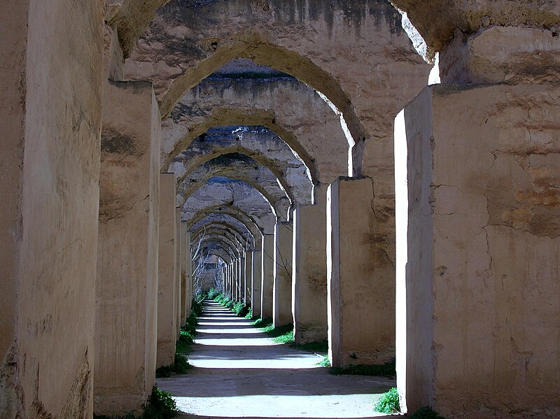 Файл:Royal stables, Meknes.jpg