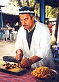 Hombre cocinando "Plov", plato nacional