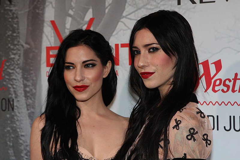 Archivo:The Veronicas 2012.jpg