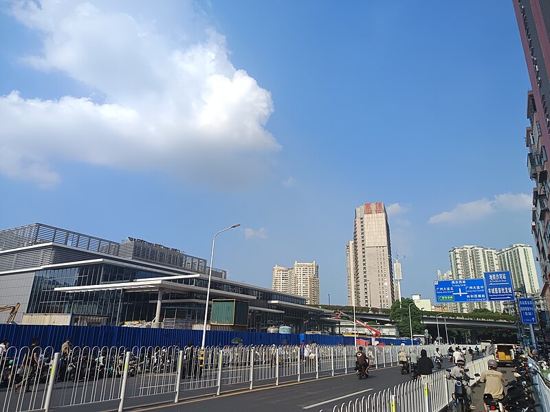 File:沙河站站厅和已恢复通车的先烈东路.jpg