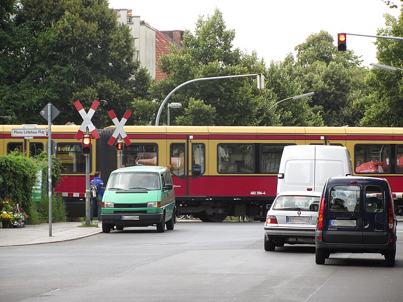 File:Bahnuebergang-Berlin-Lichtenrade-S-Bahn LWS0405.jpg