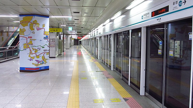 File:Gwangju-metro-113-Sangmu-station-platform-20190521-151652.jpg