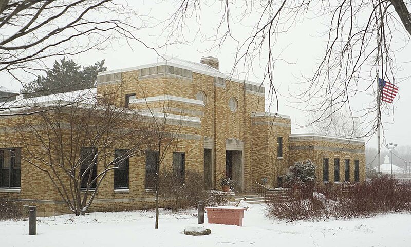 File:Mequon Town Hall Dec09.jpg