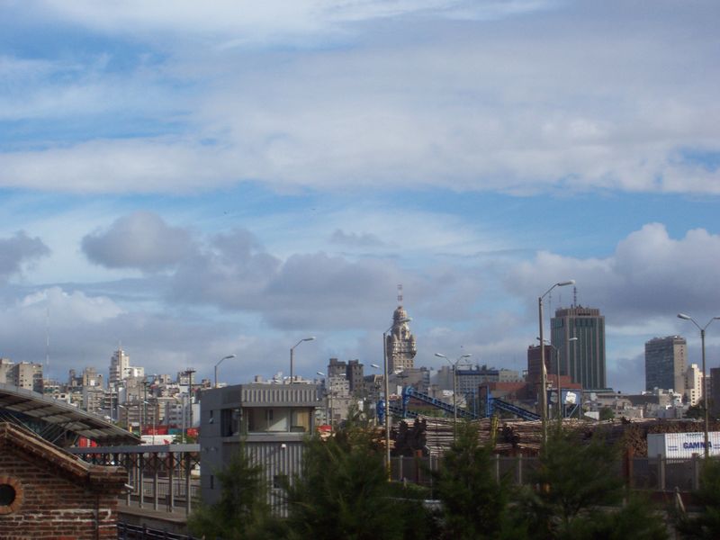 File:Montevideo centro y puerto.jpg