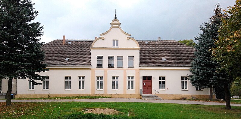 Файл:Pentz Herrenhaus Ostseite.jpg