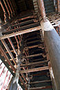 Interior del Nandaimon de Tōdai-ji's. Visibles las vigas que conectan con el tokyō