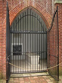 A picture of the two sarcophagi of George (at right) and Martha Washington at the present tomb at Mount Vernon.