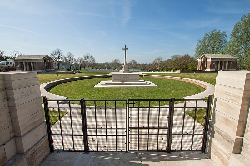 File:Hooge Crater Cemetery 8a.JPG