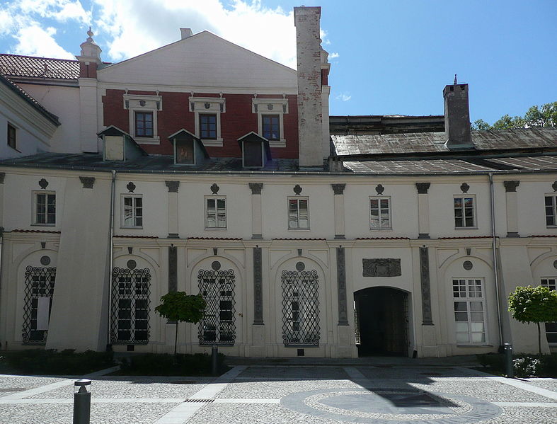 Файл:Lublin cloister courtyard.jpg