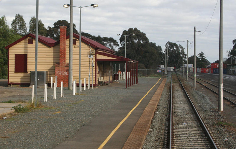 File:Mooroopna station building.jpg