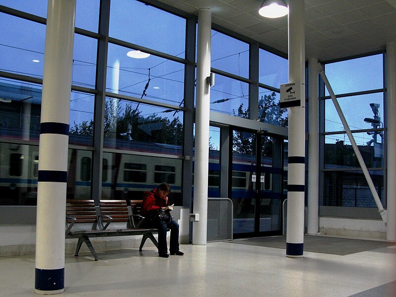 File:Partick eastbound waiting room.jpg