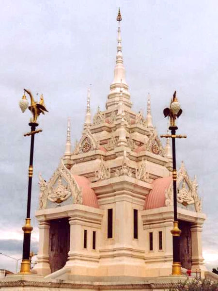 File:Surat Thani shrine.jpg