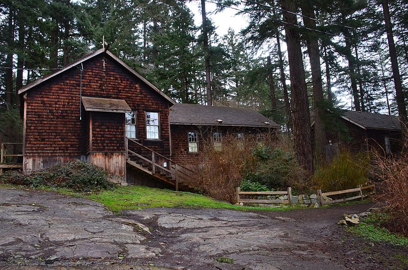 File:Cabins in Lighthouse Park.jpg