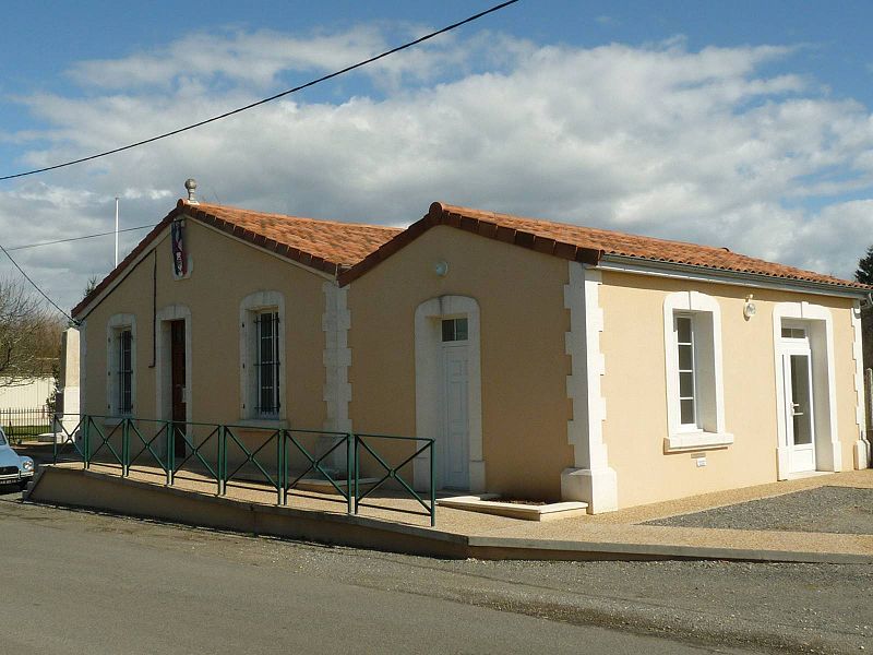 Файл:Lussac mairie.JPG