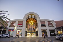 se ve la fachada del shoppinng del sol ilumindada. Edificio emblematico de la ciudad de Asuncion