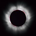 Un Eclipse solar se produce cuando la Luna se interpone entre la Tierra y el Sol, provocando una sombra sobre un área especifica de la Tierra. Esto se produce solo durante luna nueva. En la fotografía un eclipse total de sol en Francia en el año de 1999. Por Luc Viatour.