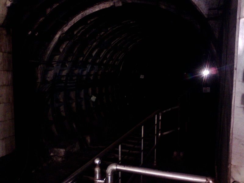 Файл:Tunnel in Metro.jpg