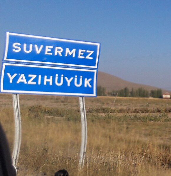 File:Yazıhüyük ve Suvermez tabelaları.jpg