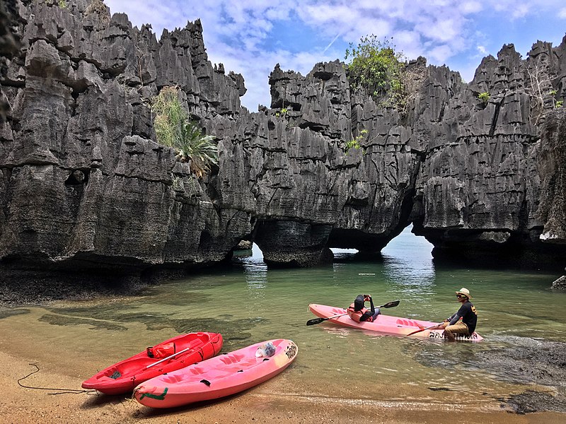 File:ปราสาทหินพันยอด อช หมู่เกาะเภตรา.jpg