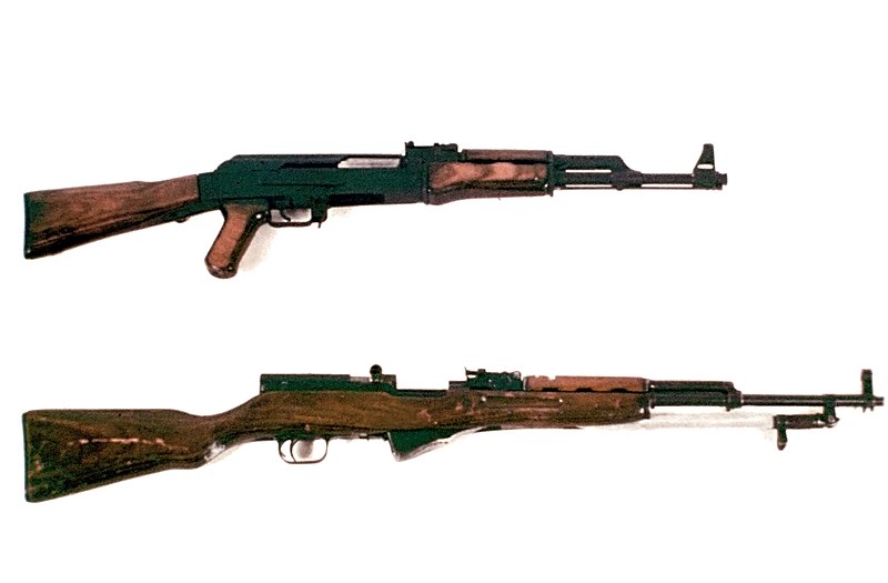 Archivo:AK-47 and SKS DD-ST-85-01268.jpg