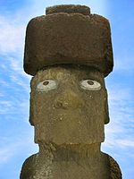 Un moai con los ojos y el tocado colocados en su lugar