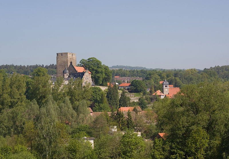 Файл:Burg Adelebsen 2.jpg