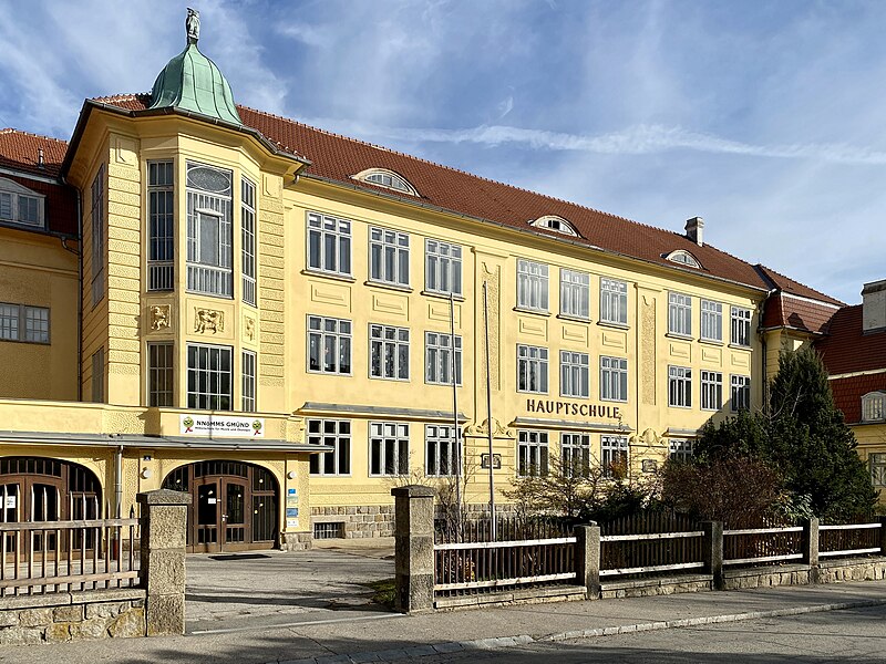 File:Gmünd Hauptschule 02.jpg