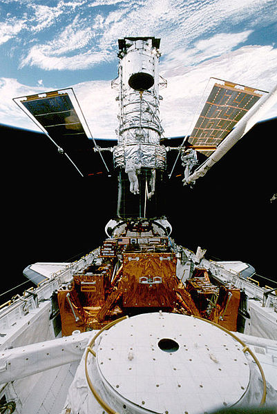 Файл:Hubble servicing sts-82.jpg