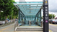 Seoul-metro-527-Yeouinaru-station-entrance-4-20180915-141950.jpg