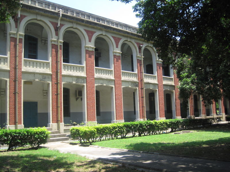 File:成功大學禮賢樓南面.JPG