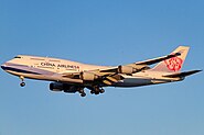 華航的波音747-409型客機即將降落於北京首都國際機場 (B-18215)