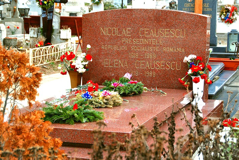 Файл:Ceaușescu Grave.jpg