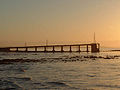 Muelle acompañado de un bello atardecer