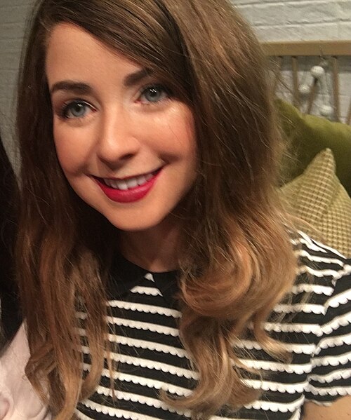 File:Zoe Sugg Tussauds.jpg