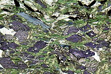 Glaucofana (azul) y clorita (verde). Ejemplo del análisis petrográfico de un esquisto.