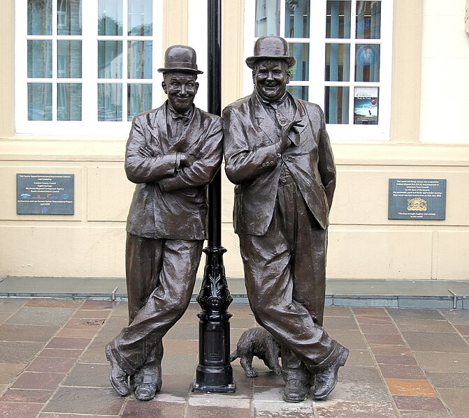 File:Laurel and Hardy Statue.jpg