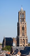 La torre de la Catedral de San Martín de Utrecht se completó con un octágono ligero coronado por un cono para alcanzar los 112 m